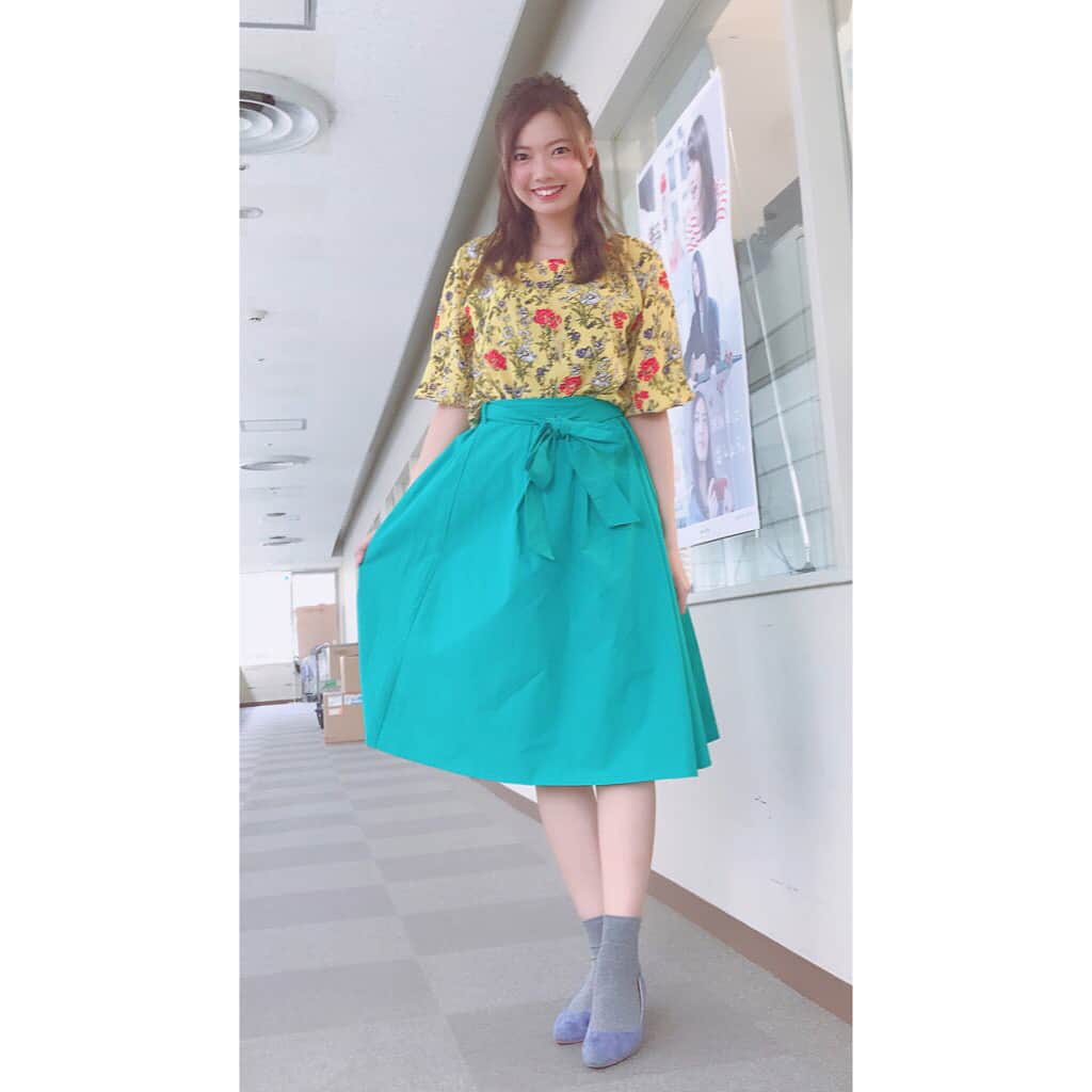 のインスタグラム：「新年度 最初の放送🐭❤️ 今週の放送無事に終わりました！ ありがとうございました😊🎵 まずは衣装から更新します👗 上下ともに @hushush_official でした！ スタイリスト大井さんありがとうございました😘 今日はカトリーナのトレンド探偵の内容が ギャルについてだったので2枚目はギャルっぽいポーズで👱🏾‍♀️🖐🏾(だいぶ古くて伝わらない) #nhk #egg #ギャル #渋谷 #名古屋 #衣装 #ootd #hushush #トレンド #trend #カトリーナ #元ギャル #japan #文化 #fashion #instafashion #coordinate #follow #me #followme」