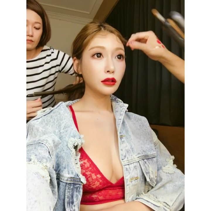 明日花キララのインスタグラム：「台湾の前髪はメイクで使う筆にくるくる巻いてからアイロンであたためて作ります💁🏻‍♀️」