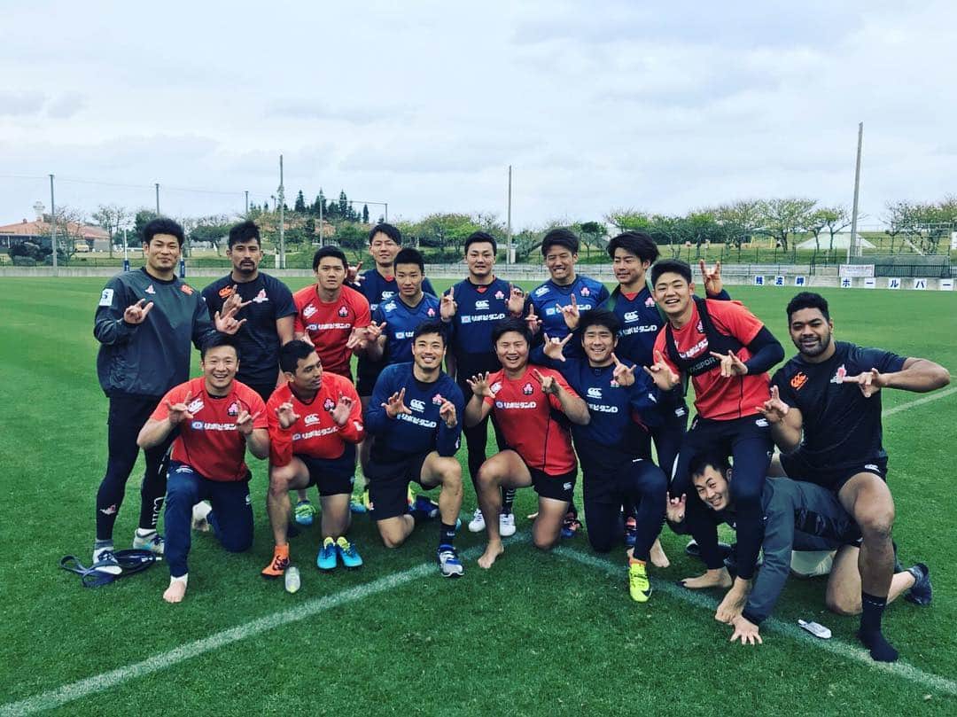 のインスタグラム：「NDS Okinawa camp done ✅  #沖縄 #読谷村 #シーサーポーズ #japanrugby #bk」