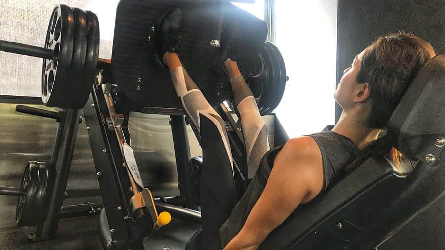 ケリーさんのインスタグラム写真 - (ケリーInstagram)「今日は下半身のトレーニング😬 最近ジュニアさんにからなり追い込まれています 🙉🙈 ・ 今日のレッグプレスは180kg🙊 ・ Lower body training today with my Trainer JUNIOR He’s keeping me pushing harder and harder 😐180kg leg press today😹 @junior_oliveira_official @iconiqgym  #traning#workout#legpress#iconic#juniorinou」4月7日 13時52分 - kellymisawa