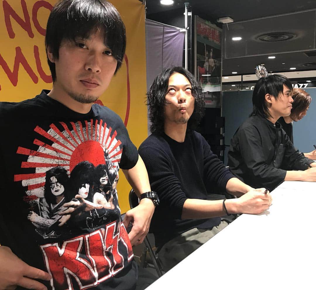 のインスタグラム：「本日の変顔、、いや仙台サイン会も無事終了！ほなまたアラバキでね〜。#KISS#情景泥棒 #花粉症」