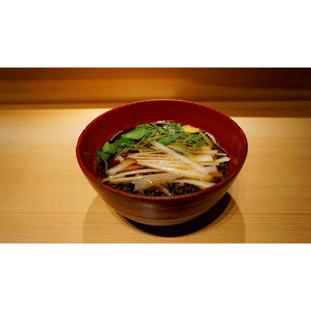 小野木里奈さんのインスタグラム写真 - (小野木里奈Instagram)「_ いつの日かの。 . 鎌倉にていただきました。 おうどん屋さんの鳥汁。 濃い色してるんだけど、とってもあっさりめなんです。 ほっとする味でした👌 . やっぱ和食最高だよなぁ。 . . 中学生ぶりに鎌倉に行ったので、今度はもっとゆっくり散策してみたい～☺ . . #鎌倉 #鎌倉飯 #鳥汁 #和食 #汁物 #japanesefood #japan #kamakura」4月7日 15時40分 - rina_onogi