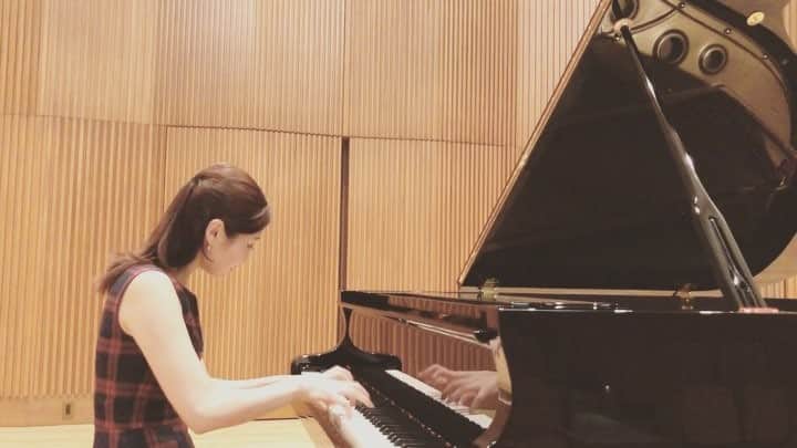 森本麻衣のインスタグラム：「音細かーいっ🙌Mendelssohn:Rondo Capriccioso😇(2) . メンデルスゾーン:ロンドカプリチオーソ🌺 . . . #maimorimoto#piano#instapiano#pianist#mendelssohn#rondocapriccioso#classic#music#playingthepiano  #森本麻衣#ピアノ#ピアニスト#メンデルスゾーン#ロンドカプリチオーソ#🎹」