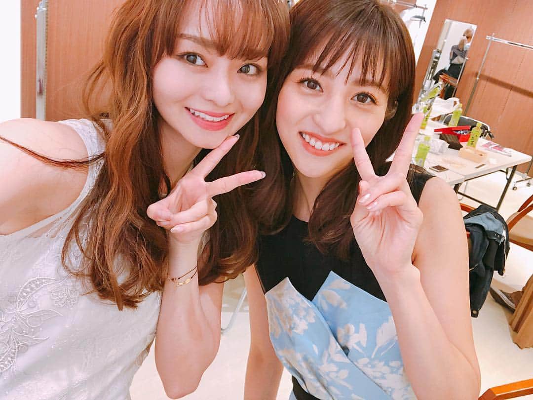 のインスタグラム：「岩田屋@福岡ファッショントークショー💜💜💜 Ms.OOJAさん、JunJunさん、まるちゃんと4人で🌷 とっても楽しかった！ 岩田屋は、入ってるお店のセレクトがオシャレだし好きなブランドばかりで、いわゆる百貨店のイメージとはまたひと味違くて…すごくステキでした！ 来てくださった皆さま、ありがとうこざいます！ このあと16:30〜まるちゃんと2人のガールズトークショーもあるので是非来てください☺️🌸 ちなみにわたしが着ているのは @lanvin_en_bleu_official のワンピース👗 #岩田屋 #百貨店」