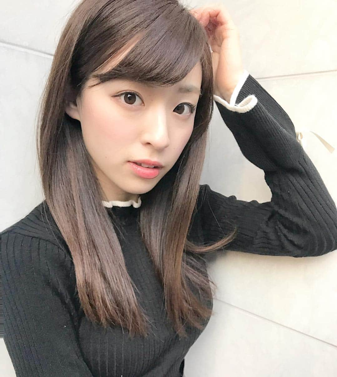 黒田詩織のインスタグラム：「・ ドアップで失礼します🤣🤣 ・ インスタグラムって、 写真の統一感とか見やすさが 大切だと思うんやけど、 センス全くないから出来へん👶🏻🍼笑 ・ そして #Fint さんのニット♠️♥️ お袖にリボンがついててガーリー💕🎀 ・ ・ #hairstyle  #ヘアカラー#サロンモデル#関西サロモ#ポートレート#ファッション#コーデ#ミスキャンパス#ミスオブミス#kansai#osaka」