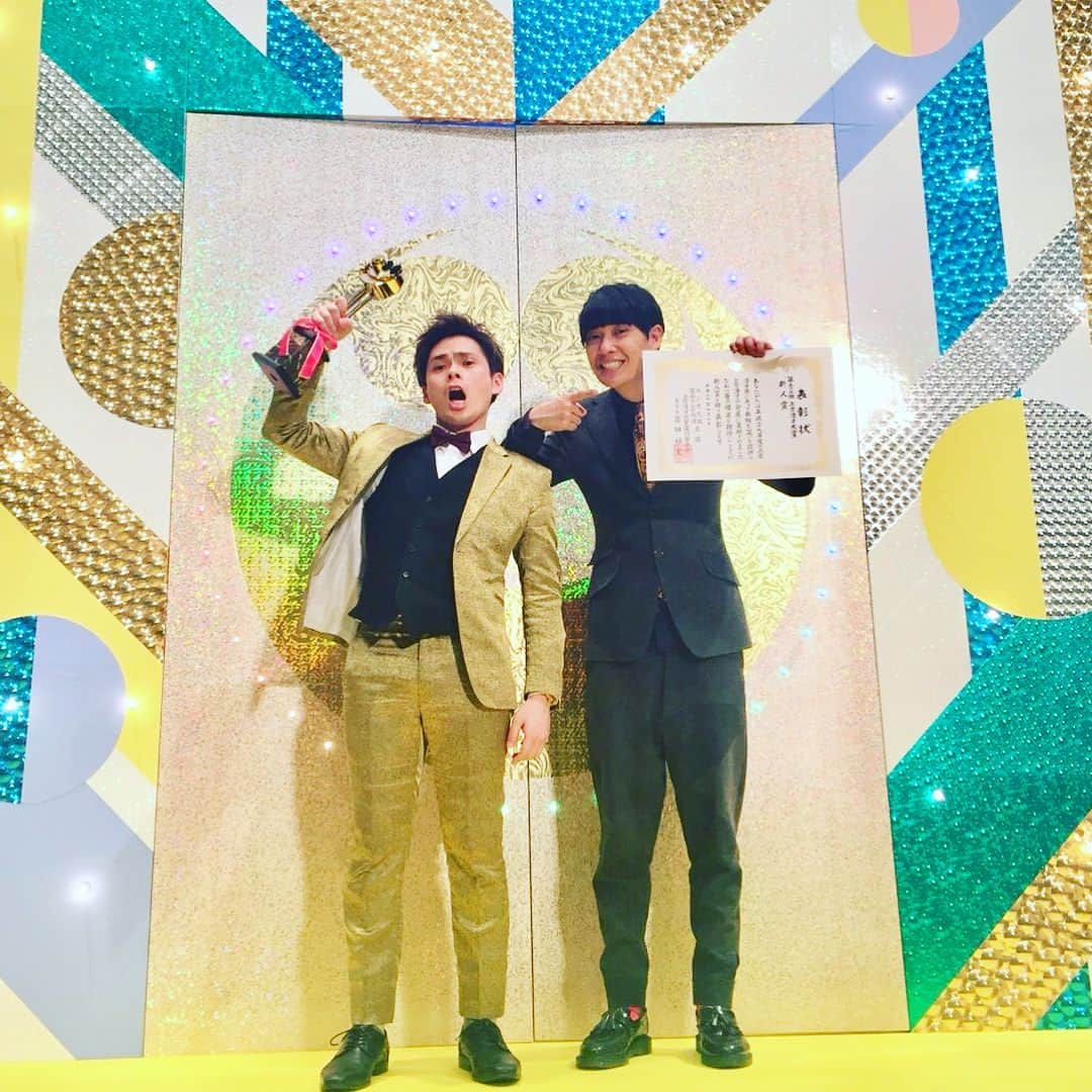 櫻井健一朗さんのインスタグラム写真 - (櫻井健一朗Instagram)「上方漫才大賞新人賞いただきました！！ いつも応援してくださるみなさま。 ノミネートされてから、アドバイスをくださった先輩のみなさま。 今日を応援してくれて、いつも遊んでくれる後輩のみんな。 いつも味方でいてくれるマネージャーさま。 終わりで連絡いただいた関係者のみなさま。 同級生。 作家のブタ。 家族。親。 みなさん本当にありがとうございます😊 賞とれたよ〜」4月7日 20時08分 - sakurai_k