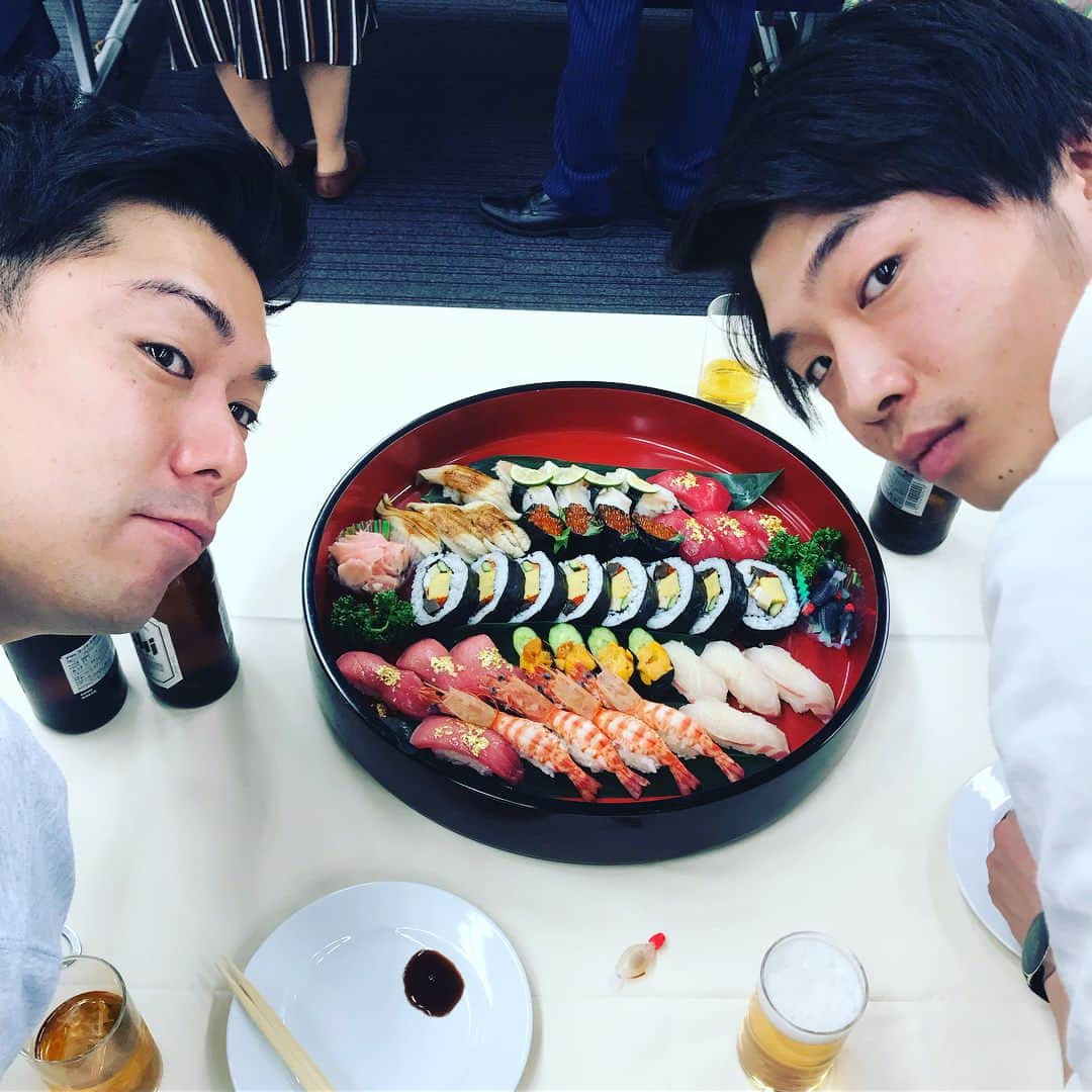 櫻井健一朗さんのインスタグラム写真 - (櫻井健一朗Instagram)「上方漫才大賞新人賞いただきました！！ いつも応援してくださるみなさま。 ノミネートされてから、アドバイスをくださった先輩のみなさま。 今日を応援してくれて、いつも遊んでくれる後輩のみんな。 いつも味方でいてくれるマネージャーさま。 終わりで連絡いただいた関係者のみなさま。 同級生。 作家のブタ。 家族。親。 みなさん本当にありがとうございます😊 賞とれたよ〜」4月7日 20時08分 - sakurai_k