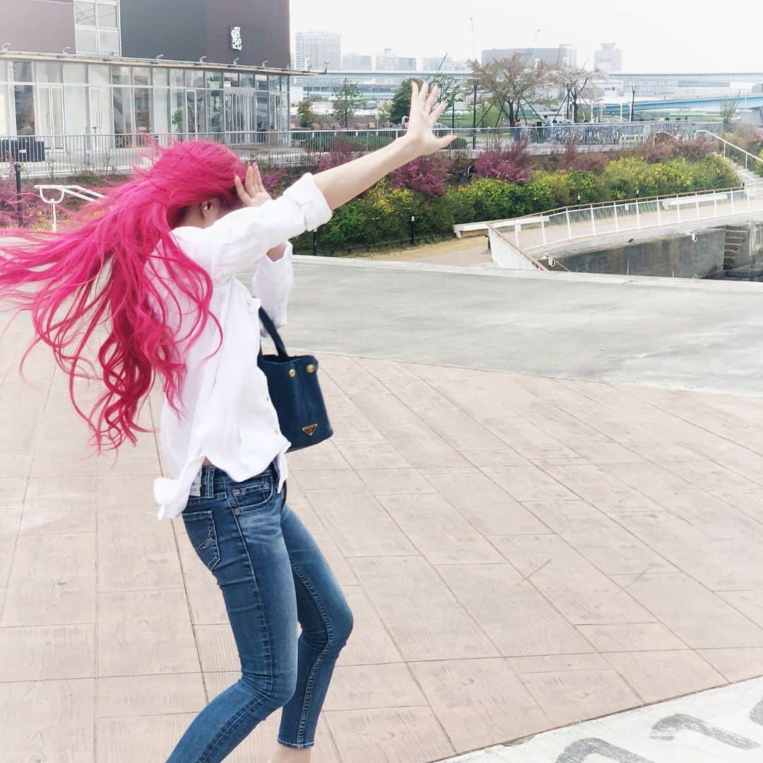 五月千和加さんのインスタグラム写真 - (五月千和加Instagram)「ここ最近 風強いね😂🌸🌪🌪 Photo by @as.0414 . #強風 #ラフ #シャツコーデ #ジーパン #赤髪 #weekend #saturday #redhair #longhair #hairstyle #haircolor #eccentric #windy」4月7日 20時08分 - satsuki_senwaka