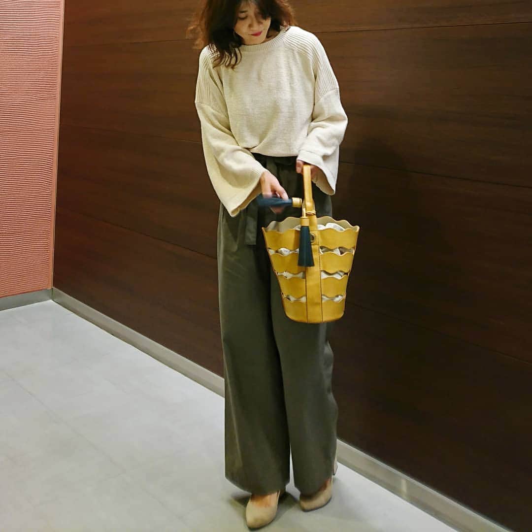 のインスタグラム：「. . 上下ゆったりな装いで 今日は午後から娘とカラオケへ . 年々声が出にくくなってきている母とは対照的に . 高音ボイスを駆使し ますます歌声に磨きのかかる娘 . 世代交代だな😗 . . #instacode#coordinate#outfit #instafashion#titivate #instagood#ponte_fashion #Instagrammy#gallardagalante #kaumo#kaumo_fashion #locari#KURASHIRU#dress #snapgram_jp#ootd_kob #スナップミー#4yuuu #mineby3mootd」