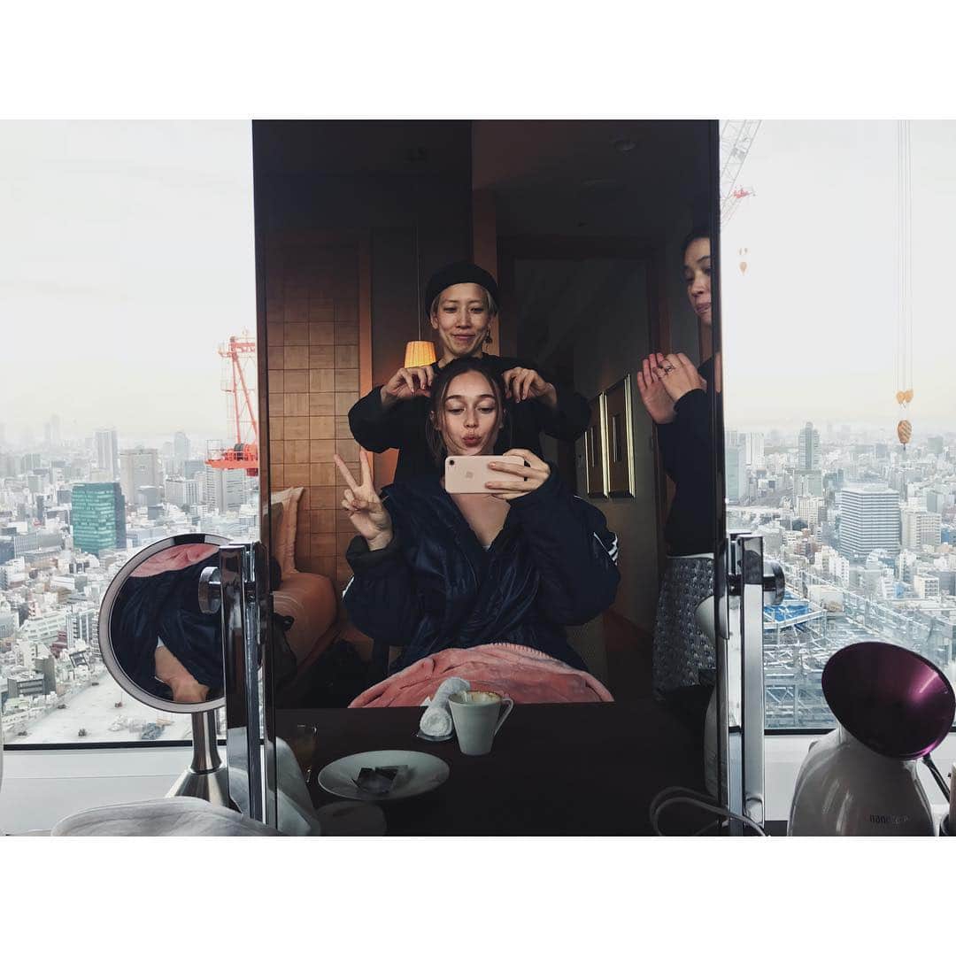 アリシア・デブナム・キャリーのインスタグラム：「Kawaii✌🏼」