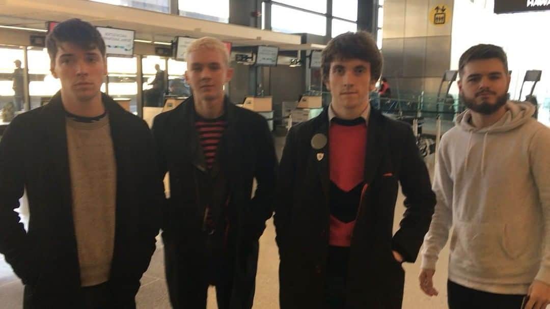 のインスタグラム：「We’ve had an unforgettable time during our North American tour, but sadly it has come to an end. 🇺🇸👋 We can’t say thank you enough to everyone who has come to the shows and stayed to say hello afterwards.  Also, MASSIVE shout to @thisissloane @sir_felix_ @mama_lenz for being amongst the greatest friends we’ve ever made on the road. 👍 ✨ Chat soon!」