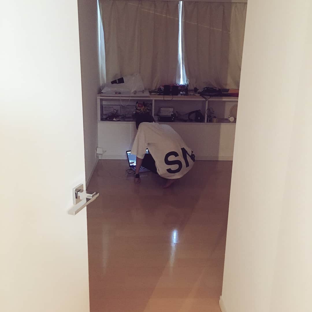 キヨのインスタグラム：「レト牛ガッチと実況撮りました。空いてる時間にずっと作業してました。盗撮されました。﻿ ﻿ 「うわ、電気つけないで作業してる。」「根暗だからあのほうがいいんだよ」﻿ ﻿ 全て聞こえてます。」