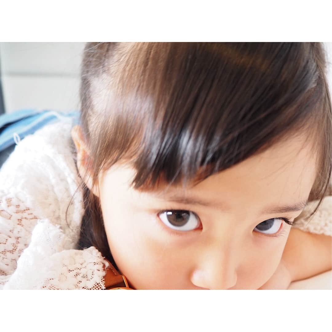 のインスタグラム：「20180407 * * 最近わざとよくする怒った顔🤢🤢🤢 * 笑ったり怒ったり泣いたり、相変わらず表情がコロコロ変わる毎日🙃 もう4歳までひと月もないなんて早いなぁ。 すごくしっかりしてきたけど、寝るときに もっとジューってしてって苦しいくらいのギューを求めてくる甘えん坊さんなところも いつまでも変わらないでいてほしいなんて思ったり😫 ギューがジューなところも愛おしすぎる😂 * 誕生日プレゼントどうしようかな🎁 #3歳#3歳11ヶ月」