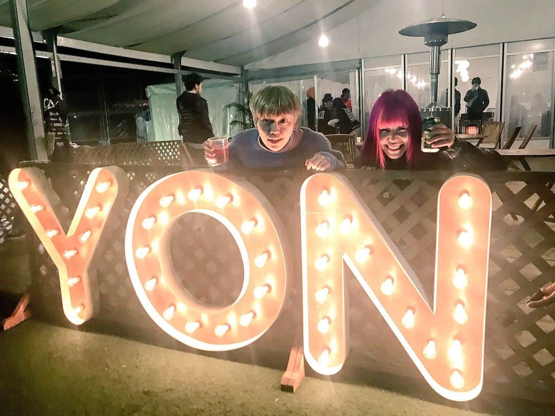 あやぺたさんのインスタグラム写真 - (あやぺたInstagram)「YON FES 2018ありがとうございました！！！！ 最高に楽しかった！！！ Buster callのとき、昔の景色を思い出して、今の景色をみて、未来を想像して、感動しすぎました。 フォーリミがもっと大好きなった。ありがとうございます。呑みますか！！！！！！ #ヨンフェス」4月7日 21時11分 - ayapettan