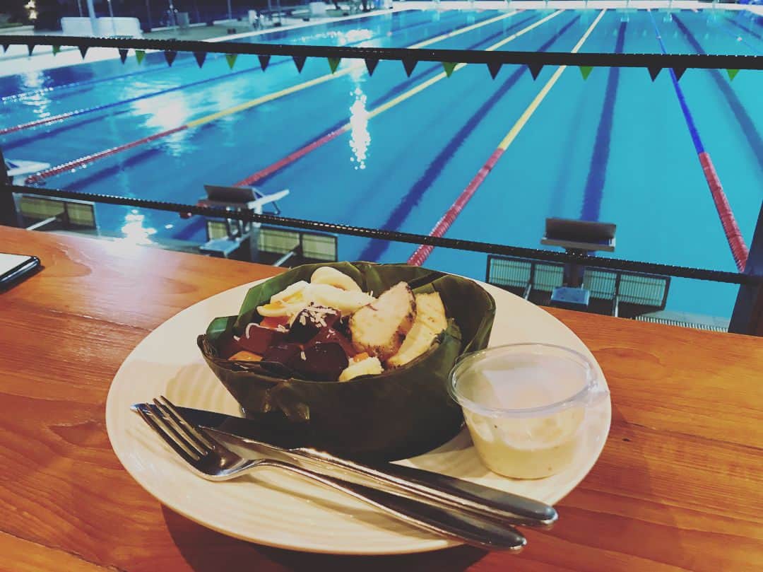 のインスタグラム：「I’m back in Tokyo🇯🇵🇹🇭✈️ 修行の旅、いってきました。タイのスポーツホテル💪 ランニング、ヨガ、ズンバ、筋トレ、水泳、早寝早起き、食あたり。笑 ホテルに日本人ゼロ。 私にはできない！できる！を繰り返し続けた日々… 自分が言ったことに責任を持てと言われ続けた日々… いつもわがままばっかり言ってた私が何も言えないつらさ。笑ってごまかしてた私が、甘やかしてくれる人が誰もいない環境。 英語を考えてるうちに、会話が終わる虚しさ。笑 自分ができないことを簡単にやり遂げる人の背中を見る瞬間。 つらかったけど、感謝の気持ちでいっぱい😊 これからも時間を作って、できないことにチャレンジしていこ。 とにかく暑いので、ランニング以外のトレーニングしたい人には、おススメの施設です！朝ランで6km進んだところで喉が渇いて死にかけました。笑 ・ Just arrived in Tokyo🇯🇵✈️ I went to Thailand for training camp I could focus on my self... Anyway enjoyed all experience 😊💪 Thank you for everything!! ・ #もはや誰も知らない私の所在地 笑 #自分と向き合う時間 #airpods わずか1ヶ月でなくす 😭 #ランニング #水泳 #ヨガ #ズンバ #ただいま #胃もたれ #run #running #yoga #zumba #swim #camp #Thai #Thailand」