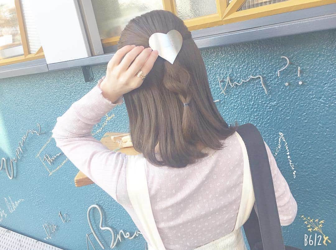 のインスタグラム：「. 女の子たるもの、後ろ姿も抜かりなく♡ なんだかヘアが寂しいなと感じるときは、 大きめのヘアアクセサリーを使って アクセントをつけるのがおすすめ。 .  @_10.atm.12_ さんはハーフアップを 三つ編みにして「agnes b. （アニエス ベー）」の バレッタでヘアスタイルを格上げ♩ . ヘアアレンジが苦手な人にもおすすめのアレンジです。 ぜひ真似してみてね。 . photo by @_10.atm.12_ . #MERY #regram #instagram #photogenic #instagenic #instagood #instalike #agnesb #barrette #hairaccessory #hairarrange #heart #girly #kawaii #アニエスベー #バレッタ #ハート #ハートモチーフ #ハートアクセサリー #ヘアアクセサリー #ヘアアクセ #ヘアアレンジ #ヘアアレ #簡単アレンジ #ガーリー #かわいい #お洒落 #お洒落好きな人と繋がりたい #お洒落さんと繋がりたい #女子力向上委員会」