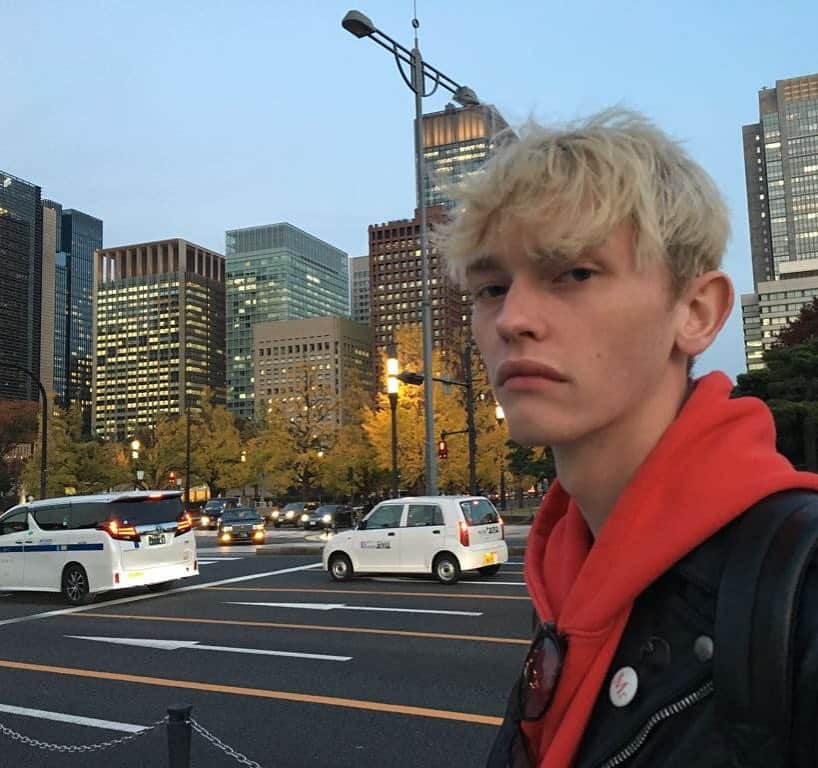 ロビー・マッキノンのインスタグラム：「despite my best attempts to look like i don’t, i do miss you tokyo. ✌🏻❤️」