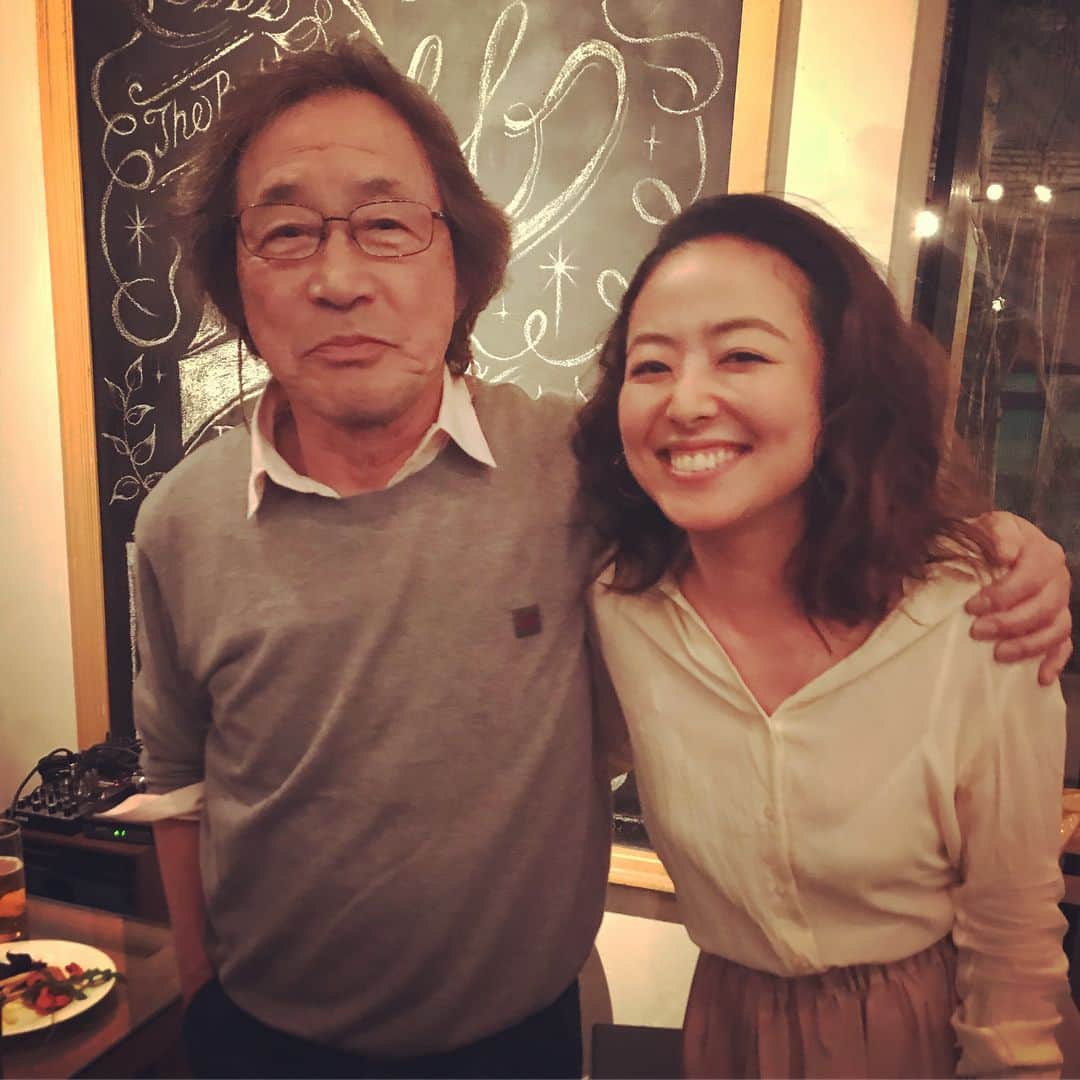 のインスタグラム：「金八先生😊北先生😊 ずーっと変わらない優しい笑顔に癒され、パワーを頂きました。 いろいろいろいろ本当にいろいろあるけど、でも、頑張ります！！ ありがとうございます🙏 元気でいて下さい❤️ #金八先生 #北先生 #美由紀 #想像妊娠 #3年b組 #恩師 #先生」