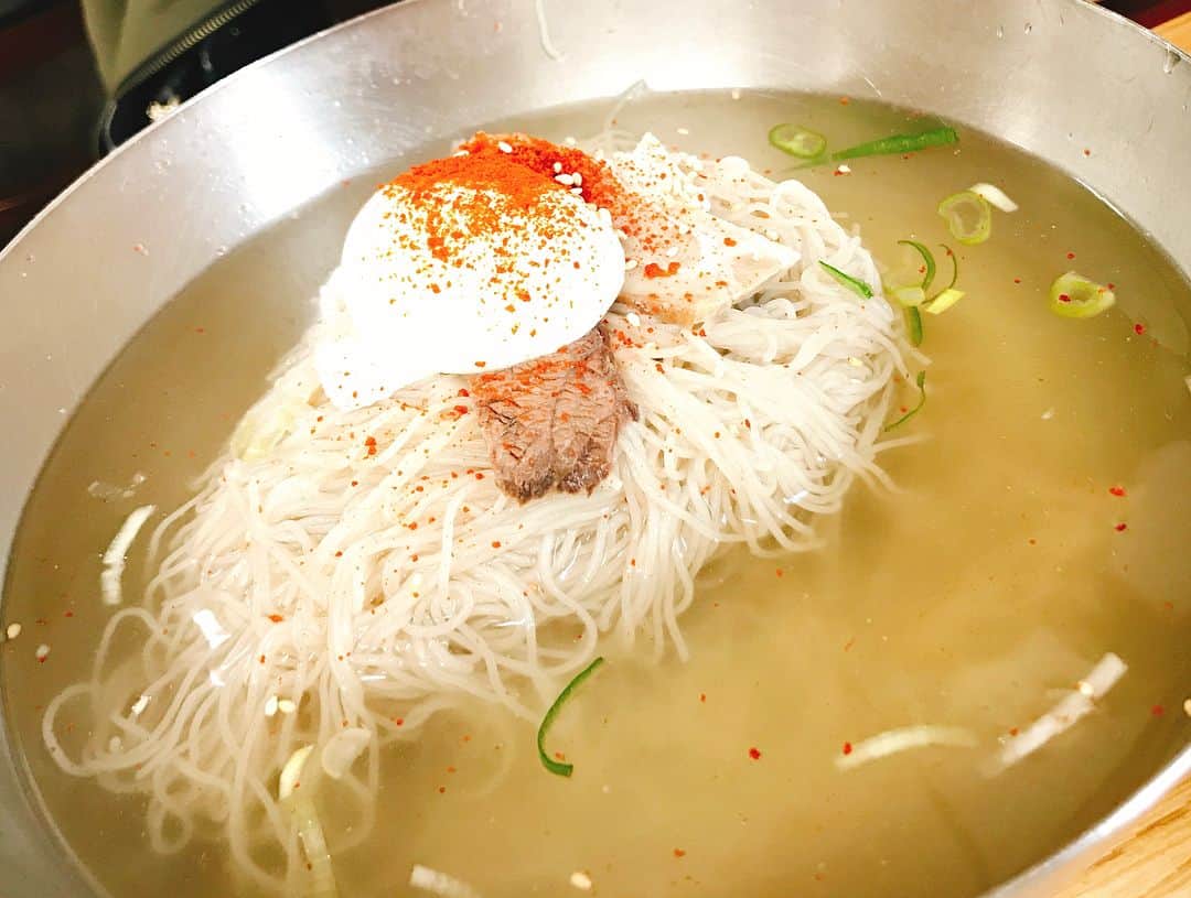 のインスタグラム：「lunchに💕 どっちも美味しかったけど、ビビン冷麺がとっても美味しかった♡ . #韓国 #한국 #여행 #여행스타그램 #旅行 #trip #🇰🇷 #요리스타그램 #冷麺」