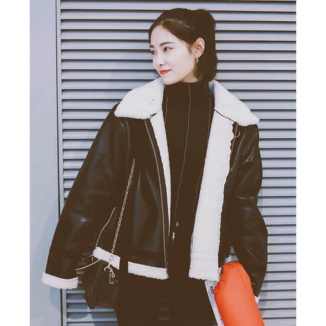 シュー・ジャーチー（Xu Jiaqi）のインスタグラム：「Cutie pie #snh48 #xujiaqi #cute #leatherjacket #airport @hellokiki77」