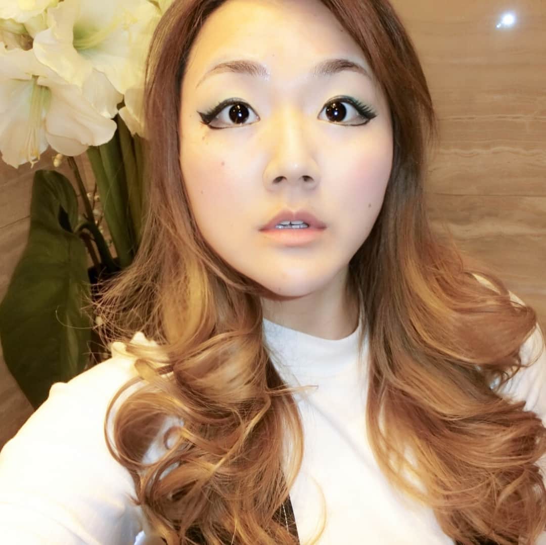 なちゅさんのインスタグラム写真 - (なちゅInstagram)「1ヶ月位前に眉毛タトゥーしました♡ @medical_artmake_clinic  今の眉毛タトゥーは、岩のりまゆげ(イモトアヤコさん風)にはなりません！こんなに自然が今風♡やほ♡幸せ♡ ありがとぉーますぶちさぁん♡ @k8a7o  セルフメイク 角度あり、短めでシャープな印象 ↓↓↓ アフター なだらかで丸みのある女性らしい印象へ♡  #メディカルアートメイク #担当 #増渕さん♡ #親愛♡ #かわいい #センス良い #ご指名 #表参道店 #Happy #アートメイク #メディカルアートメイク #アートメイク眉 @medical_artmake_clinic だよ♡ https://www.instagram.com/medical_artmake_clinic  ご指名 増渕さん @k8a7o だよ♡ https://www.instagram.com/k8a7o 「なちゅ眉毛の形変だよ！」 って言われてコンプレックスだったから、、、 毎日書くの面倒よりも 眉毛の形に自信が持てるようになりました！！！ 気分最高！♡ そして、本当に素っぴんでも 眉毛だけは可愛いから し♡あ♡わ♡せ♡  コレ、見つけた瞬間やるって決めたもん！ 増渕さんありがとう♡  #アートメイク #アートメイク眉  #アートメイク眉毛#アイブロウ#眉メイク#すっぴん#美容クリニック#医療アートメイク#美眉#美容医療#メディカルアートメイク表参道#外国人風#マイクロブレーディング#メディカルアートメイク学芸大学#ビフォーアフター#メディカルアートメイク#ナチュラル眉毛#ナチュラルアートメイク#アートメイクアーティスト#メディカルアートメイククリニック  渋谷区神宮前5-2-19表参道山田ビル2F 0800-100-8889 http://www.m-artmake.com/」4月8日 0時59分 - nachudesu1223