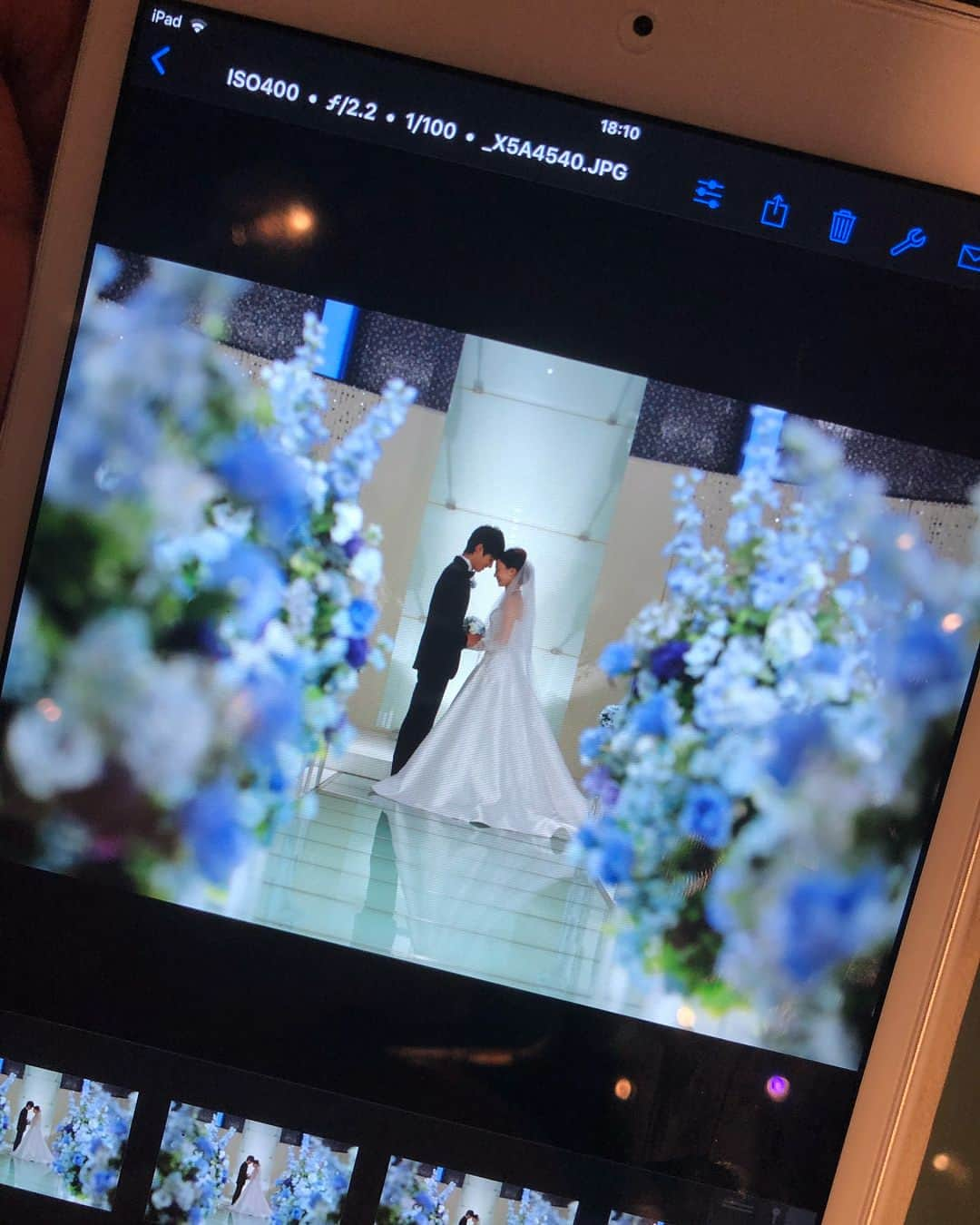 金子織江さんのインスタグラム写真 - (金子織江Instagram)「wedding job...✨ ハードな1日でしたが、とっても貴重な時間を過ごす事ができました😊💓 撮影終了後には、サプライズでお誕生日のお祝いをして下さり、1日の締めくくりがすごく幸せな気持ちでいっぱいでした♡. 素敵なプレゼントまで🎁😭 大事にします！！ありがとうございましたぁ❤️. . そしてお疲れ様でした☺️‼︎ . .  #wedding #dress #job #shooting #model #和装 #着物 #色打掛 #ヘアスタイル #モデル #撮影 #birthday #happybirthday #happy #幸せ #instagood #instagram」4月8日 1時45分 - orie_kaneko44