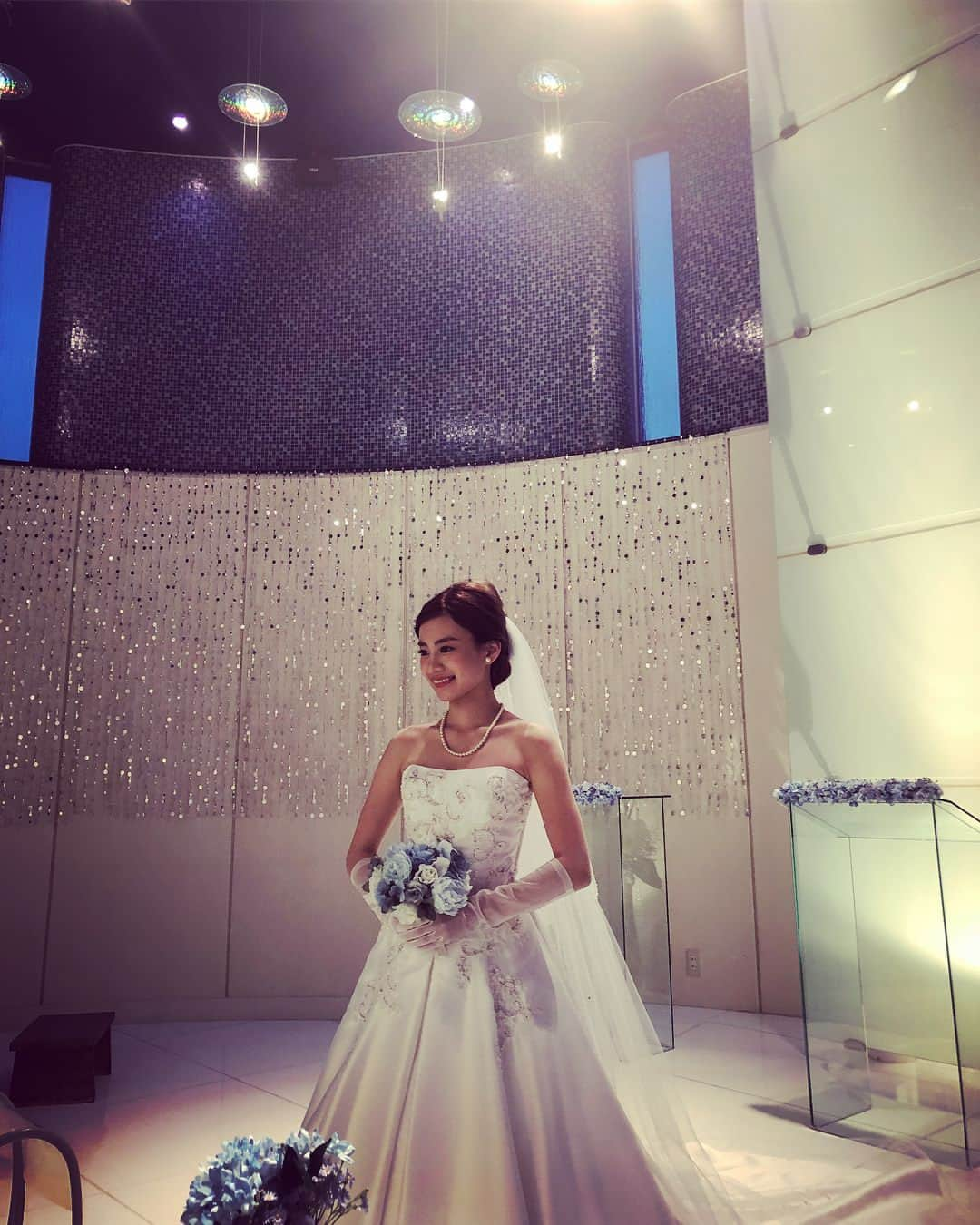 金子織江さんのインスタグラム写真 - (金子織江Instagram)「wedding job...✨ ハードな1日でしたが、とっても貴重な時間を過ごす事ができました😊💓 撮影終了後には、サプライズでお誕生日のお祝いをして下さり、1日の締めくくりがすごく幸せな気持ちでいっぱいでした♡. 素敵なプレゼントまで🎁😭 大事にします！！ありがとうございましたぁ❤️. . そしてお疲れ様でした☺️‼︎ . .  #wedding #dress #job #shooting #model #和装 #着物 #色打掛 #ヘアスタイル #モデル #撮影 #birthday #happybirthday #happy #幸せ #instagood #instagram」4月8日 1時45分 - orie_kaneko44