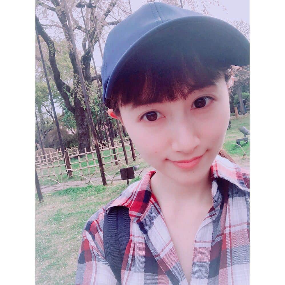 hirokoのインスタグラム：「こないだのお散歩スタイル☆ぽかぽかザクザク気持ちよかったです🌞暑くなったりひんやりしたりなお天気なので、皆さんお体にはお気をつけくださいませ☺︎🍵 #カジュアル #楽ちんコーデ #チビコーデ #髪の毛 #整える #暇 #なし #💦 #🏃‍♀️ #ザクザク #は #砂利道 #の #音 #♪」