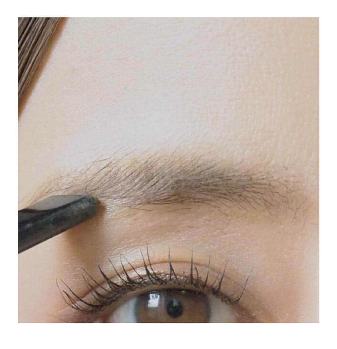 田中亜希子さんのインスタグラム写真 - (田中亜希子Instagram)「普段の眉毛の描き方をブログにまとめました。(私は地毛は薄毛です)^^; ふんわり柔らかな平行眉。 優しい雰囲気を持ちつつ、 自然な太さと濃さで きちんと意志のある雰囲気も出ます。  はじめましてのご挨拶が多いこの時期。好印象をもたらしてくれる メイクを研究したいですね！  #メイク#アイブロウ#眉毛#メイクアップ#makeup #eyebrows#アラフォー#大人女子#オトナ女子」4月8日 12時22分 - akiico