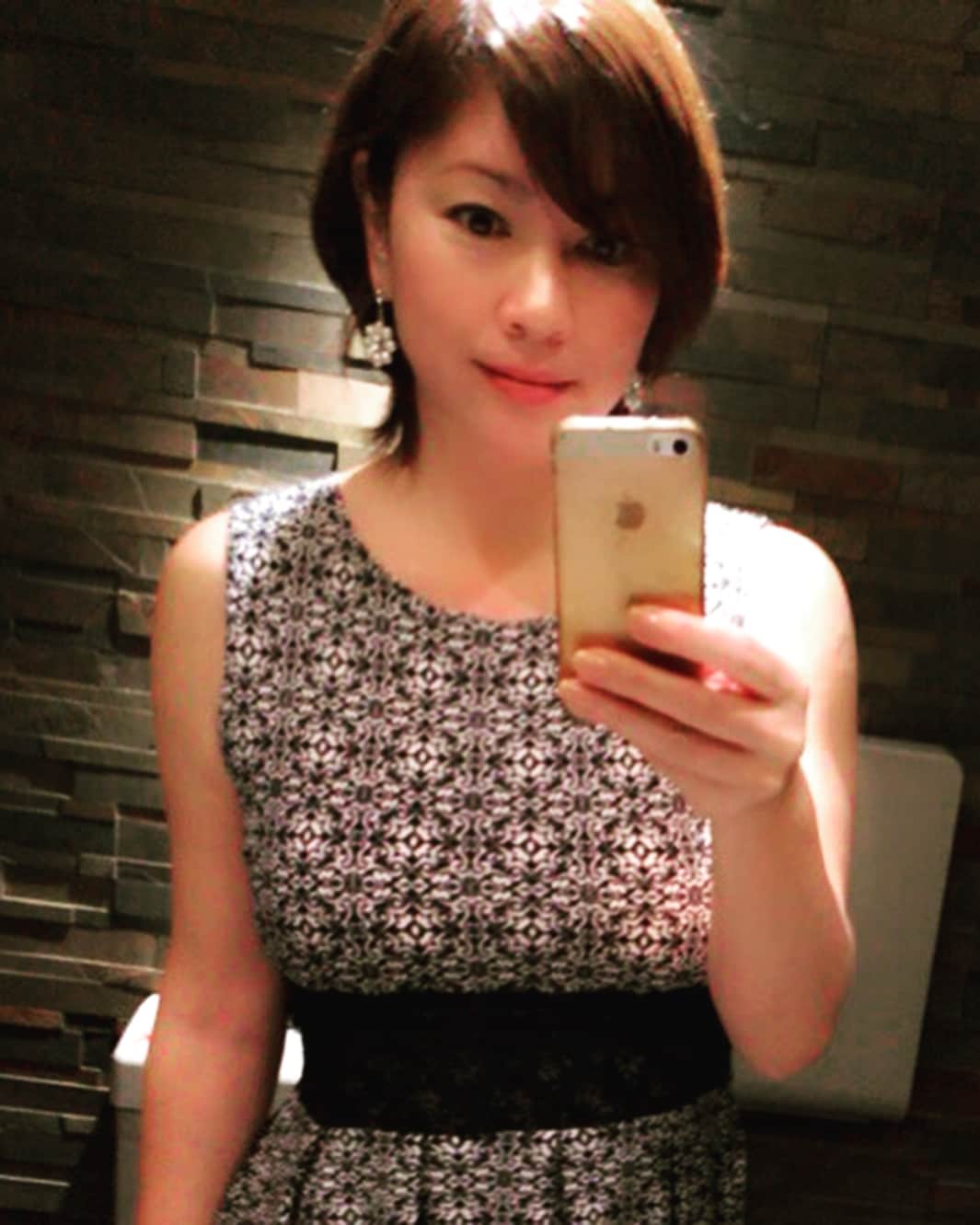 田中悦子さんのインスタグラム写真 - (田中悦子Instagram)「ストーリー載せたけど こちらに載せて欲しいと女性フォロワー様から嬉しいリクエスト💕  昨日はこのワンピに薄手カーディガンとトレンチコートでしたが肌寒く感じました😅  今日も強風で肌寒いですが  走ろっか😬👍 #叙々苑にて #2枚目叙々苑のトイレにて #ママ自撮りしすぎ😡 #と呆れてた息子 #followme  #いつもいいねコメントありがとうございます」4月8日 13時24分 - etsuko.reborn25
