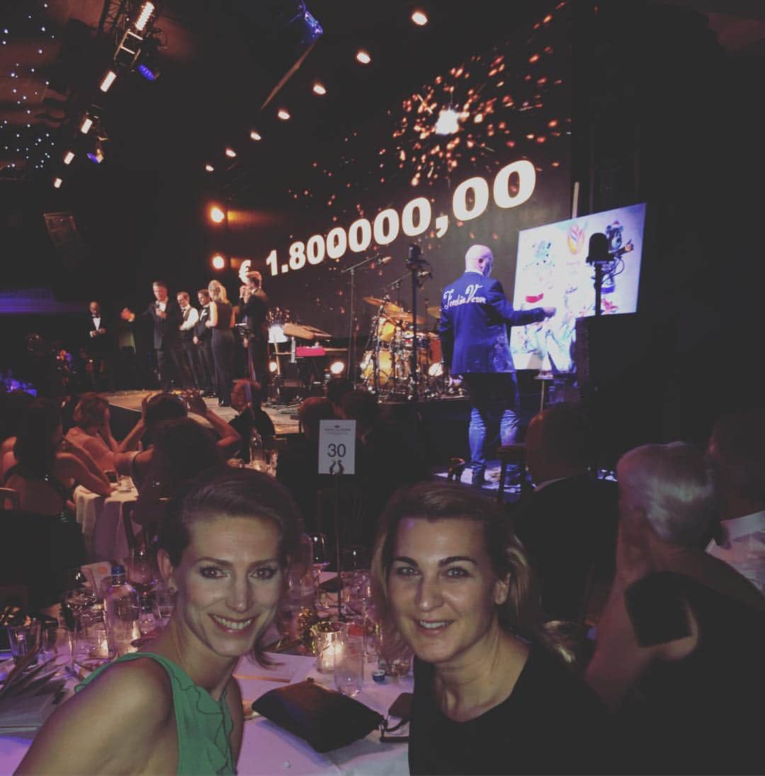 マノン・フリールのインスタグラム：「Wow!! A record of 1.8 million for #spierenvoorspieren foundation! Great night!」