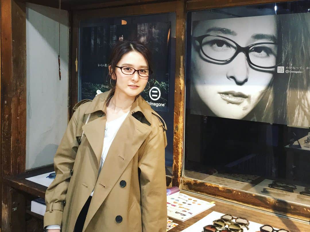 海下真夕さんのインスタグラム写真 - (海下真夕Instagram)「. めがねって、かっこいい。 #onimegane®#福井県鯖江市#眼鏡#urasandogarden #MEGANEDESIGNLAB. 本日最終日。（am11-pm19） この前行ってきました🐥 ④枚目の左下の👓と⑤枚目の10角形のクリア👓をオーダー💕⑥枚目は愛用中の👓シリーズ 全部お気に入り😊」4月8日 7時23分 - kaigeworld