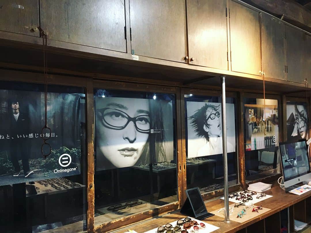 海下真夕さんのインスタグラム写真 - (海下真夕Instagram)「. めがねって、かっこいい。 #onimegane®#福井県鯖江市#眼鏡#urasandogarden #MEGANEDESIGNLAB. 本日最終日。（am11-pm19） この前行ってきました🐥 ④枚目の左下の👓と⑤枚目の10角形のクリア👓をオーダー💕⑥枚目は愛用中の👓シリーズ 全部お気に入り😊」4月8日 7時23分 - kaigeworld