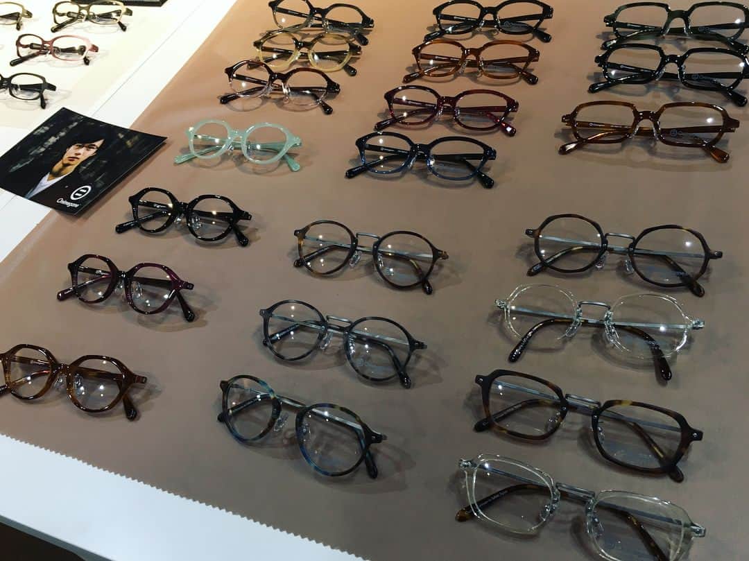 海下真夕さんのインスタグラム写真 - (海下真夕Instagram)「. めがねって、かっこいい。 #onimegane®#福井県鯖江市#眼鏡#urasandogarden #MEGANEDESIGNLAB. 本日最終日。（am11-pm19） この前行ってきました🐥 ④枚目の左下の👓と⑤枚目の10角形のクリア👓をオーダー💕⑥枚目は愛用中の👓シリーズ 全部お気に入り😊」4月8日 7時23分 - kaigeworld