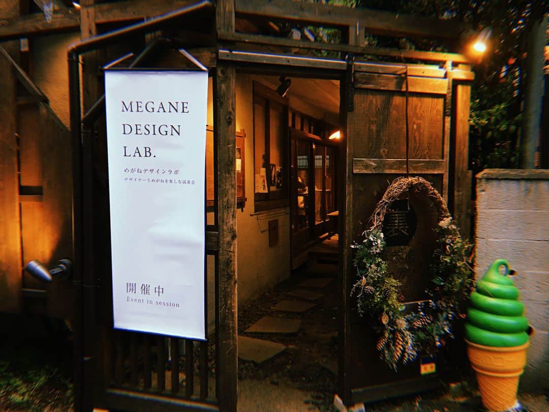 海下真夕さんのインスタグラム写真 - (海下真夕Instagram)「. めがねって、かっこいい。 #onimegane®#福井県鯖江市#眼鏡#urasandogarden #MEGANEDESIGNLAB. 本日最終日。（am11-pm19） この前行ってきました🐥 ④枚目の左下の👓と⑤枚目の10角形のクリア👓をオーダー💕⑥枚目は愛用中の👓シリーズ 全部お気に入り😊」4月8日 7時23分 - kaigeworld
