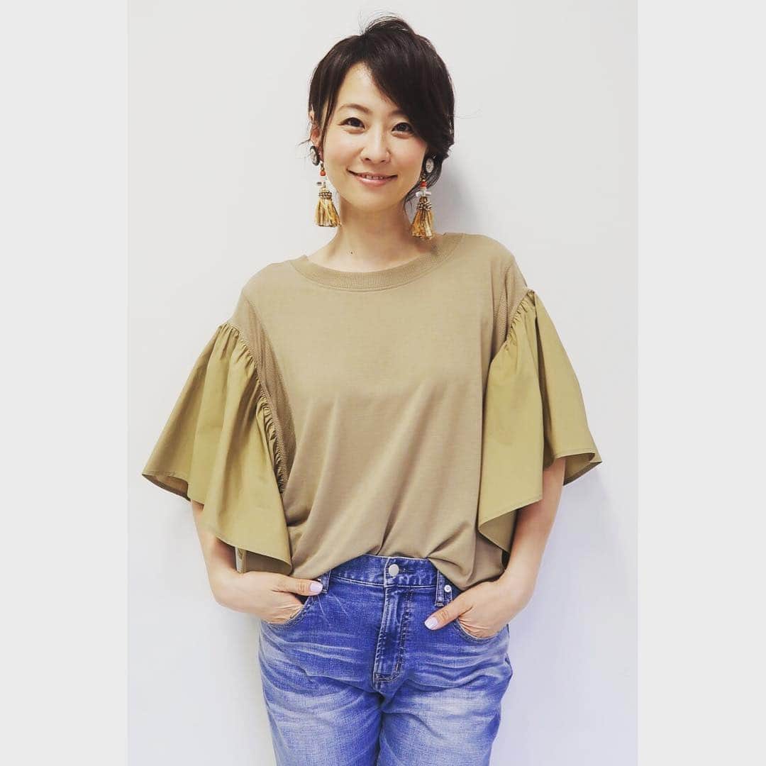 のインスタグラム：「このあと9時からのショップチャンネル生放送でご紹介するこちらのトップスもお気に入りです☺️💛 ・ ・ #ショップチャンネル#quantisi」