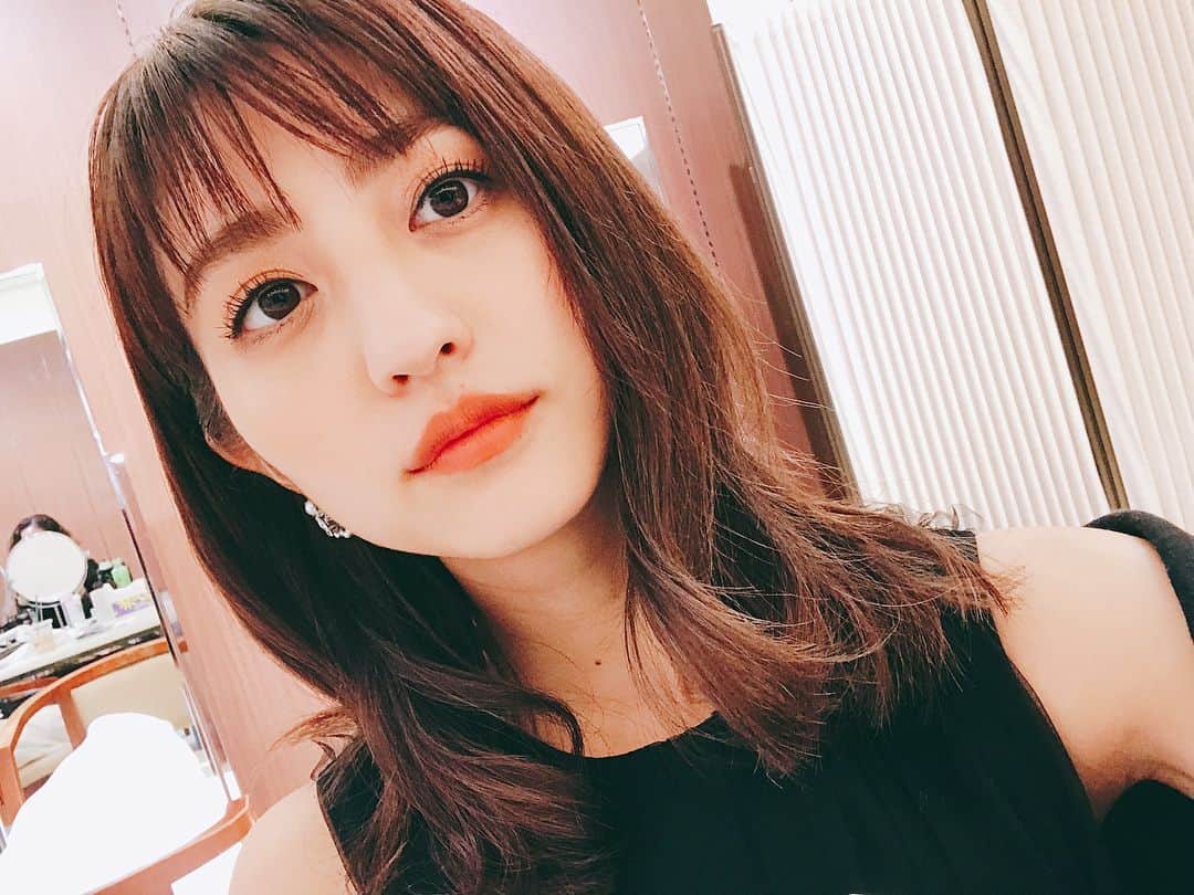 堀田茜さんのインスタグラム写真 - (堀田茜Instagram)「昨日のトークショーではたくさんの方にお越しいただき本当にありがとうこざいました💓 嬉しかったです！ こんなに話してもまだまだ時間が足りないなんて、改めてファッションが好きなんだなぁと実感。。 こういう皆さんに直接会えるイベント、たくさんできるようになりたいなぁ。 合間にLANVIN EN BLEUで お買い物したり、弐ノ弐で餃子食べたり、ラーメン食べたり、いい一日でした💜👗✨ 福岡最高🌷🌷 @lanvin_en_bleu_official  #岩田屋 #lanvinenbleu #弐ノ弐」4月8日 8時47分 - akanehotta