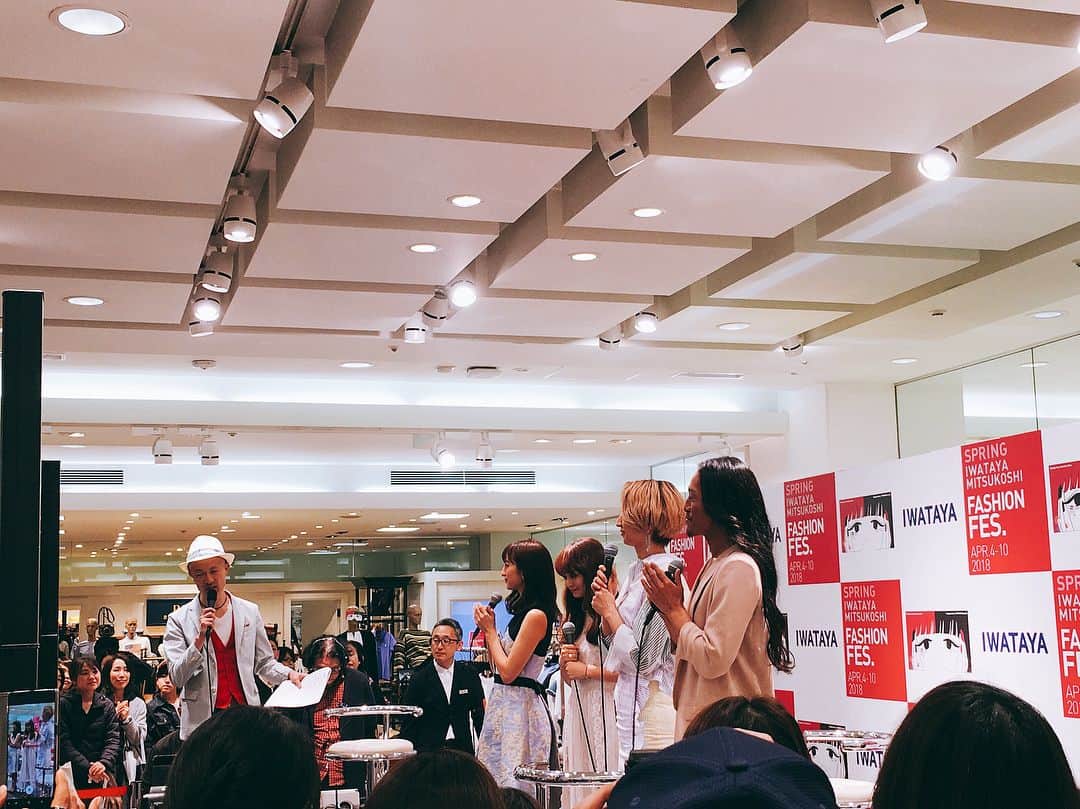 堀田茜さんのインスタグラム写真 - (堀田茜Instagram)「昨日のトークショーではたくさんの方にお越しいただき本当にありがとうこざいました💓 嬉しかったです！ こんなに話してもまだまだ時間が足りないなんて、改めてファッションが好きなんだなぁと実感。。 こういう皆さんに直接会えるイベント、たくさんできるようになりたいなぁ。 合間にLANVIN EN BLEUで お買い物したり、弐ノ弐で餃子食べたり、ラーメン食べたり、いい一日でした💜👗✨ 福岡最高🌷🌷 @lanvin_en_bleu_official  #岩田屋 #lanvinenbleu #弐ノ弐」4月8日 8時47分 - akanehotta