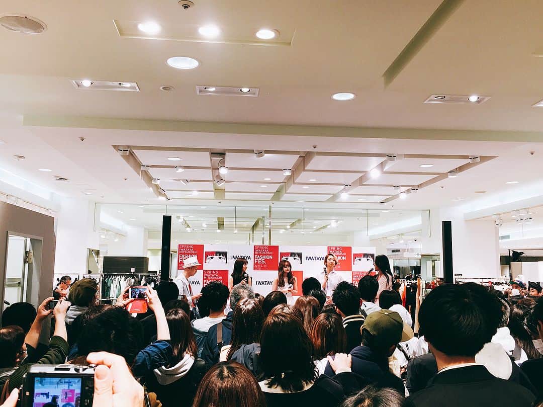 堀田茜さんのインスタグラム写真 - (堀田茜Instagram)「昨日のトークショーではたくさんの方にお越しいただき本当にありがとうこざいました💓 嬉しかったです！ こんなに話してもまだまだ時間が足りないなんて、改めてファッションが好きなんだなぁと実感。。 こういう皆さんに直接会えるイベント、たくさんできるようになりたいなぁ。 合間にLANVIN EN BLEUで お買い物したり、弐ノ弐で餃子食べたり、ラーメン食べたり、いい一日でした💜👗✨ 福岡最高🌷🌷 @lanvin_en_bleu_official  #岩田屋 #lanvinenbleu #弐ノ弐」4月8日 8時47分 - akanehotta