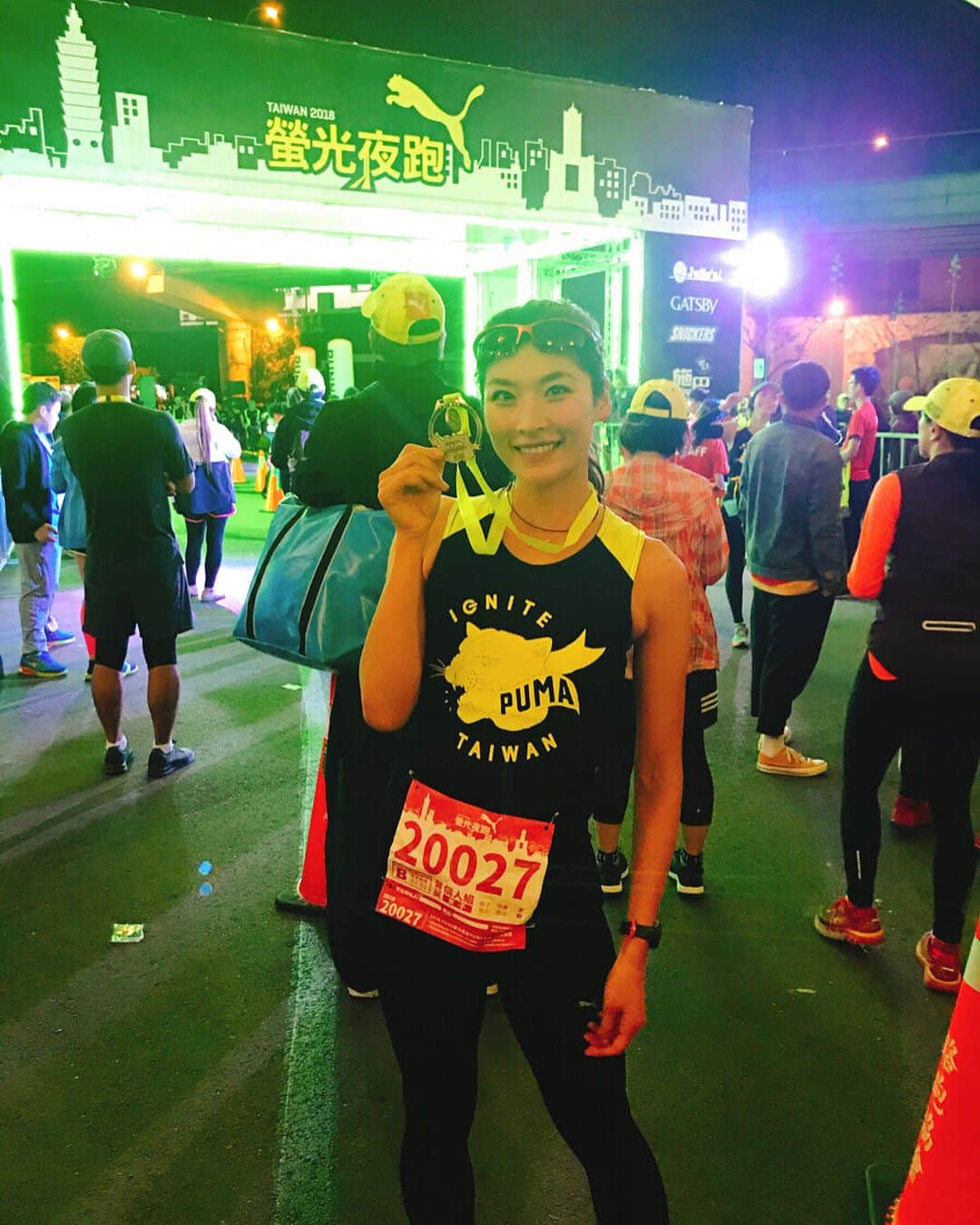 西谷綾子のインスタグラム：「✴︎ 21km ゴールっ！！！ 夜景が綺麗で、風が心地良くて…♪ RUNを通じて、台湾にもお友達が出来たり。 やっぱり走るって楽しいー♡♡ ・ #台北 #台湾 #螢光夜跑 #puma #taipei #taiwan #nightrun #pumanightrun #pumarunning  #run #running #marathon #ランニング #イベント」