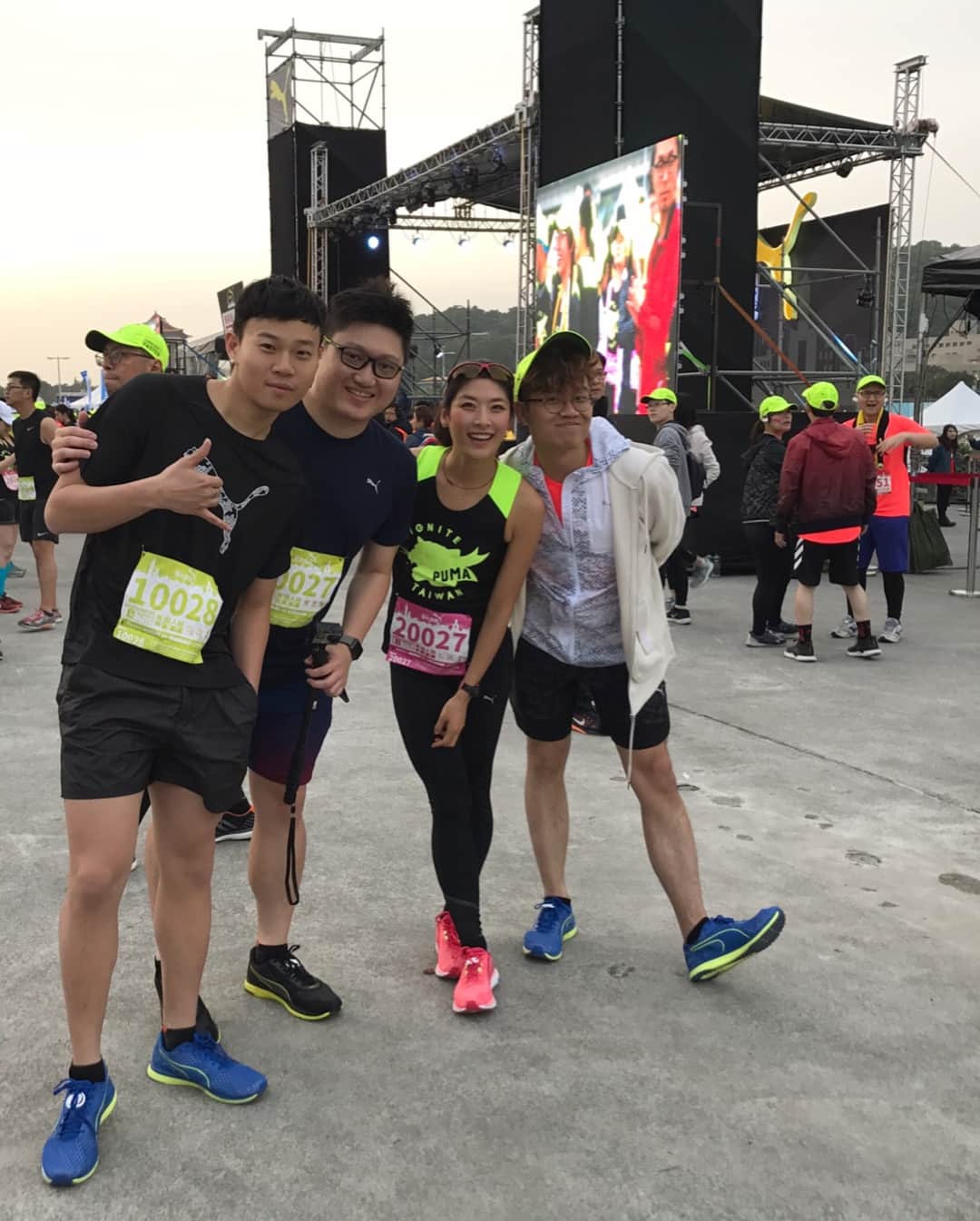 西谷綾子さんのインスタグラム写真 - (西谷綾子Instagram)「✴︎ 21km ゴールっ！！！ 夜景が綺麗で、風が心地良くて…♪ RUNを通じて、台湾にもお友達が出来たり。 やっぱり走るって楽しいー♡♡ ・ #台北 #台湾 #螢光夜跑 #puma #taipei #taiwan #nightrun #pumanightrun #pumarunning  #run #running #marathon #ランニング #イベント」4月8日 9時08分 - ayako.nishitani