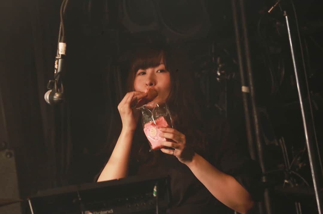澤村小夜子のインスタグラム：「ライブ中 食べたり🍰 飲んだり☕️. photo by#井上ユリ  #ねごと #ライブ #佑カメラ #シフォンケーキ #バンホーテン #澤村小夜子」