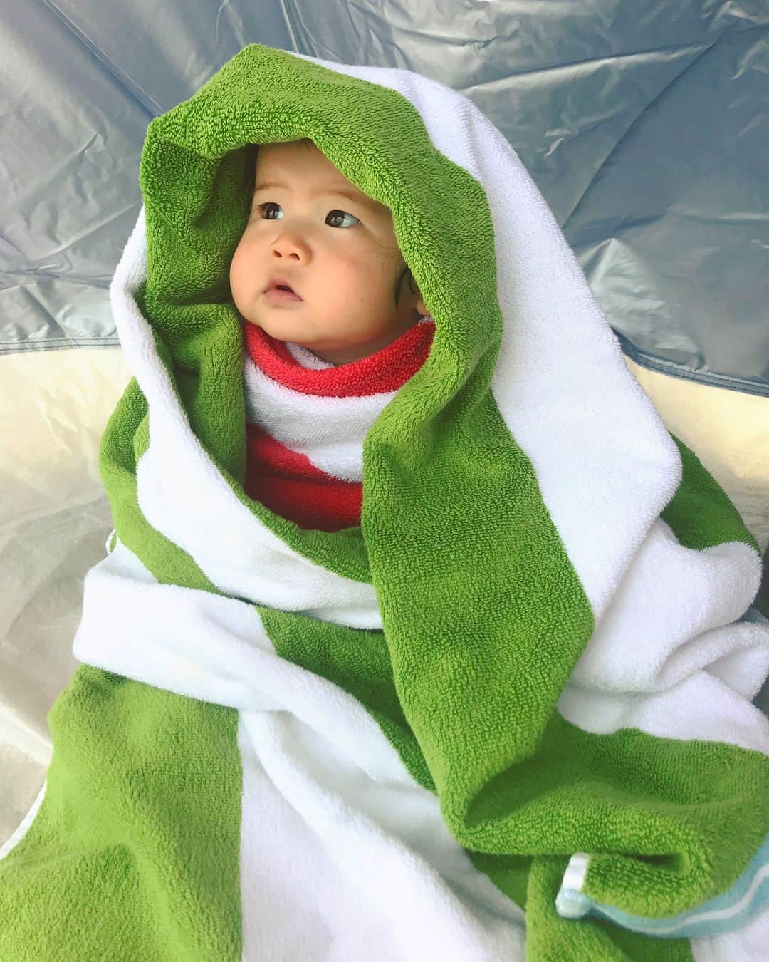 PINKYさんのインスタグラム写真 - (PINKYInstagram)「my little towel-saurus🦖❤️🌊 ・・・ #love #happy #family #springbreak #islandtrip #vacation #momlife #baby #babygirl #生後9ヶ月 #hubbywifey #mommydaddy #sonlove #daughterlove」4月8日 9時53分 - shanti_pinky_shanti