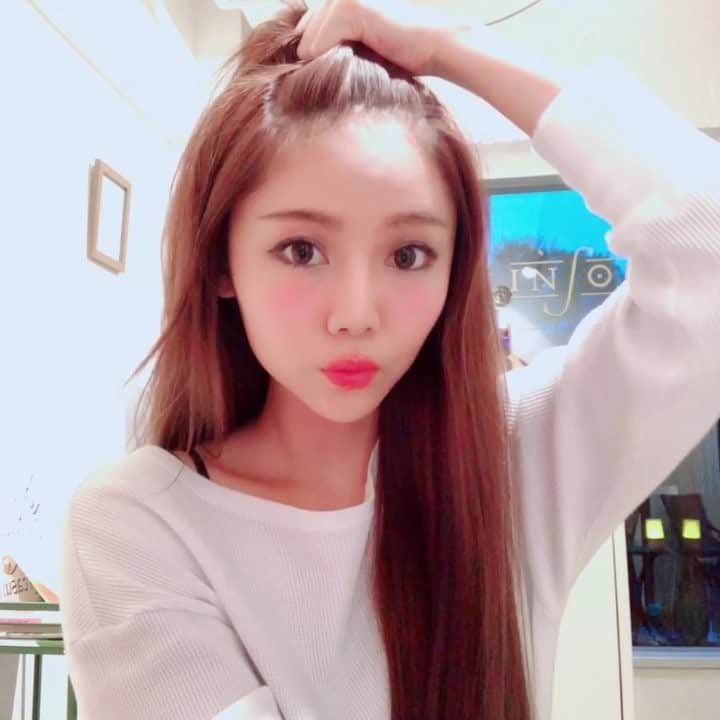 庄子智愉のインスタグラム：「✨⏱ 10秒小顔 🙌🏻✨ -1番カンタンすっきり🐣おまけ付き💭？- . (1)頭頂部(耳と鼻の延長線が交差するところ)で髪をつかむ (2)少し上に引き上げながら優しくゆらゆらする (3)おそるおそる手を離す頃には前髪も立ち上がる👩🏻‍🎤 ※回すのは人によって良き方向があるので、引っぱるかゆらすだけにしてください☺︎ . 朝のメイク前・夕方のリフレッシュに✨ 血行が促され、お顔やお目々がスッキリします:)💡 わたしの前髪で行うとただのバブルバングになるけれどw、長い方は前髪の立ち上げにも使えそうな小ワザです🐒 . . #めざめたら小顔」