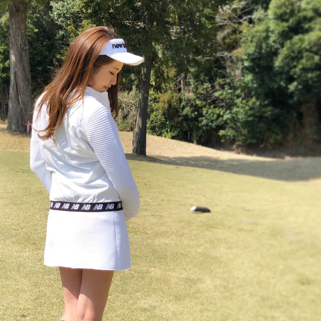 武田奈津美さんのインスタグラム写真 - (武田奈津美Instagram)「・ この日のスカートはセットアップで上もあるの☺️ NBのロゴラインが可愛いんだな😍♡ 肌寒いときの調整に今の時期は 薄手の羽織りものが必要ね😙♡ ・ 春のウェア可愛くて集めすぎてる〜😍🌸 ・ #ラフォーレ松尾 #春 #桜 #ゴルフ #ゴルフ女子 #武田奈津美 #golf #golfgirl #natsumigolf #japan #cherryblossoms #newbalance #newbalancegolf」4月8日 10時34分 - _natsumitakeda_