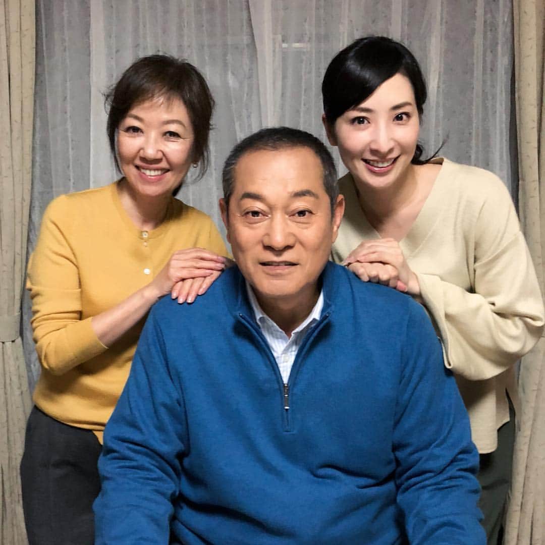 真飛聖さんのインスタグラム写真 - (真飛聖Instagram)「☺︎PTAグランパ2！☺︎ 今夜10時から始まりますよぉ〜！！ 『武曾家』でパチリ♪ 今年も 健さん、美代子さんと家族としてご一緒出来て、 とっても嬉しい あたしです☺︎♡☺︎ どうぞ、お楽しみにーーーー☺︎⤴︎⤴︎⤴︎ #集合ーーーー #NHKBSプレミアムドラマ #PTAグランパ2 #松平健 さん #浅田美代子 さん #お二人とも本当に素敵で大好きです #お二人の娘になれて幸せなあたし #いつもだいたい食べ物の話をしています #笑 #今夜10時テレビの前集合ーーーー #久しぶりに言えた☺︎ #真飛聖」4月8日 11時31分 - sei_matobu