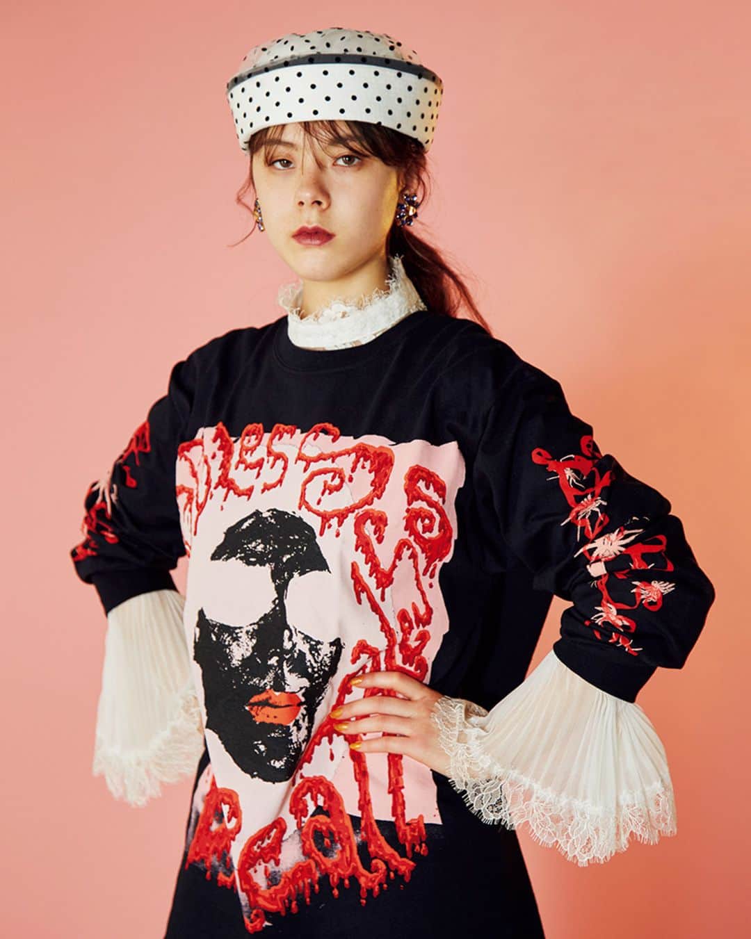 のインスタグラム：「ロンドンのアヴァンギャルドなブランドとして一躍ファッションヘッズ達を虜にしていた『Meadham Kirchhoff（ @meadham_kirchhoff ）』のデザイナー Edward Meadhamによってスタートした新ブランド BLUE ROSES（ @edwardmeadham ）に注目♡  May issue P029 more than JUST FASHION  model @kurumixo_  t-shirt @edwardmeadham tops @aula_store hat @gvgv_official earrings @citronbijoux #nylonjapan #fashion #justfashion #indiebrand #ootd #coordinate #style #caelumjp」