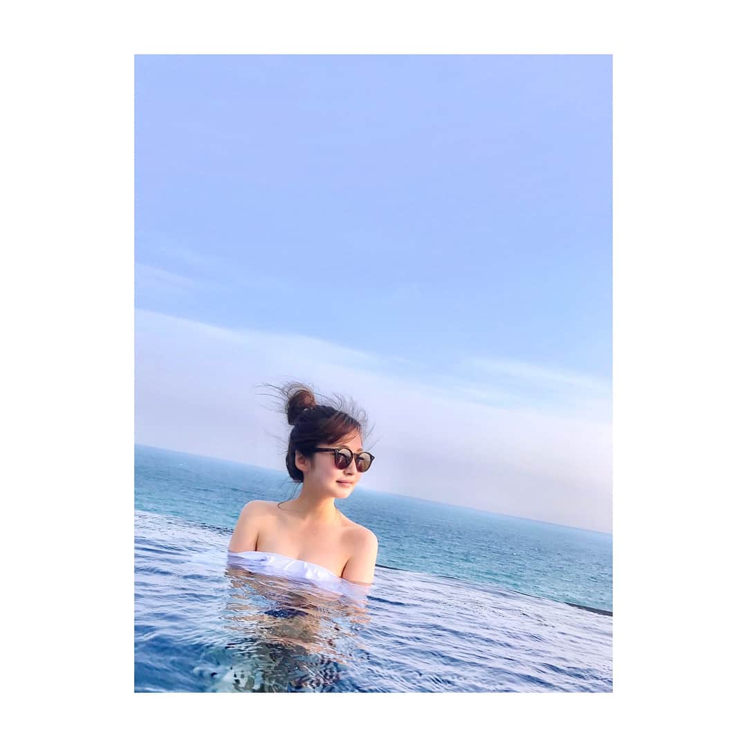 西村笑花さんのインスタグラム写真 - (西村笑花Instagram)「🌊 ・ ・ 先日、ずっと行ってみたかった 大磯プリンスホテル内にあるスパ、 THERMAL SPA S.WAVE へ行ってきたよ🍹🌴💛 とってもリラックスできた〜✨ またすぐに行きたいっ！！⛱✨ ・ 新しく発売されてるフジコ眉ティントSVをして行ったから プールでも落ちなくて すっぴんでも眉ティントとマツエクのおかげで 助かった〜😂👙✨ 眉毛ケアをしながら眉ティントできて ジェルも塗りやすくて剥がしやすかった〜❤︎ 今年の夏もたくさん使おうっと✨ #フジコ眉ティント #時短メイク #消えない美眉毛 #キレイになるって楽しい #大磯プリンスホテル #インフィニティプール #THERMALSPASWAVE #spa #emika_trip」4月8日 23時04分 - emika_nishimura