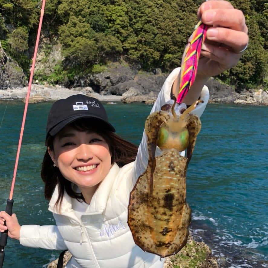 彼方茜香さんのインスタグラム写真 - (彼方茜香Instagram)「squid♥ エギフェス終わって、宿毛居残りさんしてエギングしてました♪ 3.5sでシャローでヒット！！ #フィッシングハヤシ #ペアエギングフェスタ #餌木猿 #squid #fishinggirl #明日も釣りして帰る #釣りしたいねん #ズンチャキャップ #高知県 #宿毛市 #エギング」4月8日 22時07分 - serikaochikata