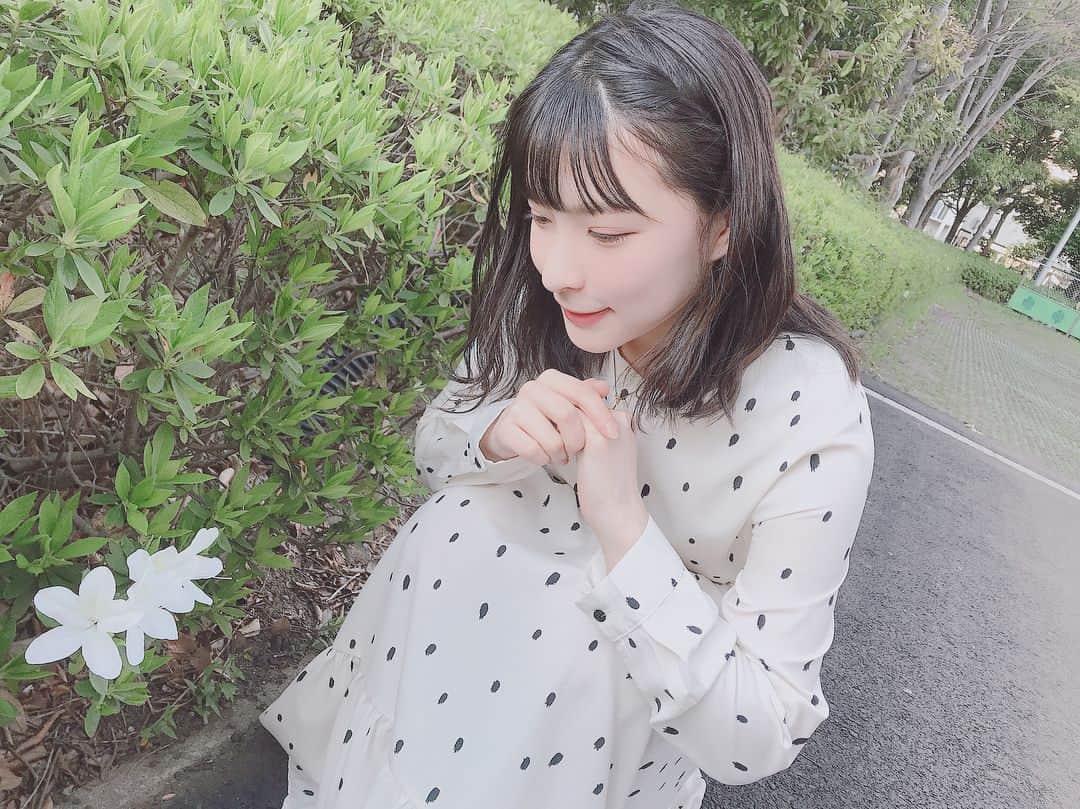 のインスタグラム：「. . 🌼👗💛 . .今日の私服 ワンピースって楽🤭💕 . 春だー . #春 #花 #ワンピース #ドット #ハート  #アクセサリー #古着」